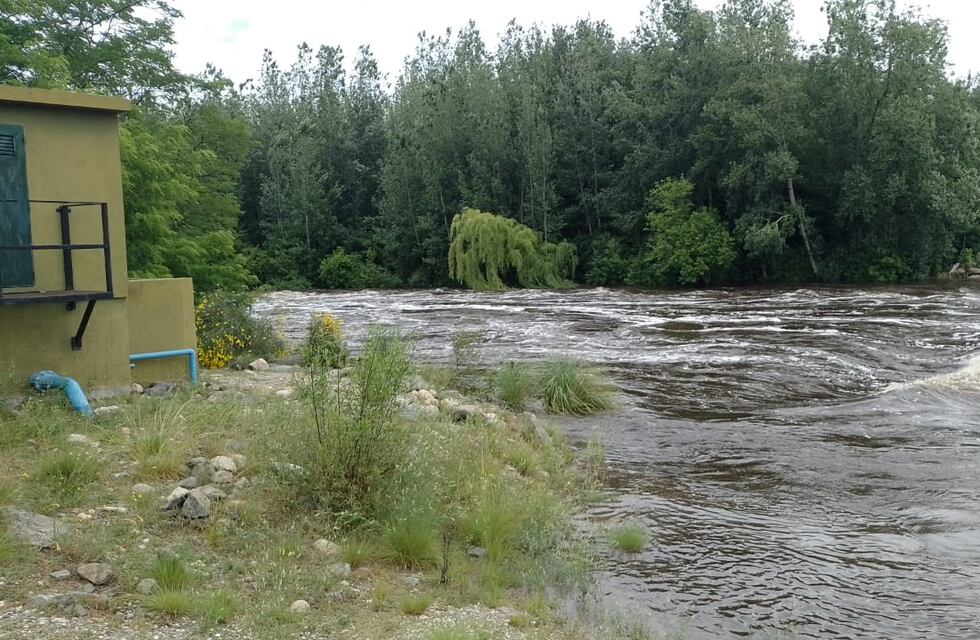 Un poco de alivio para Paravachasca: llegaron las crecidas, pero se mantiene la restricción de agua