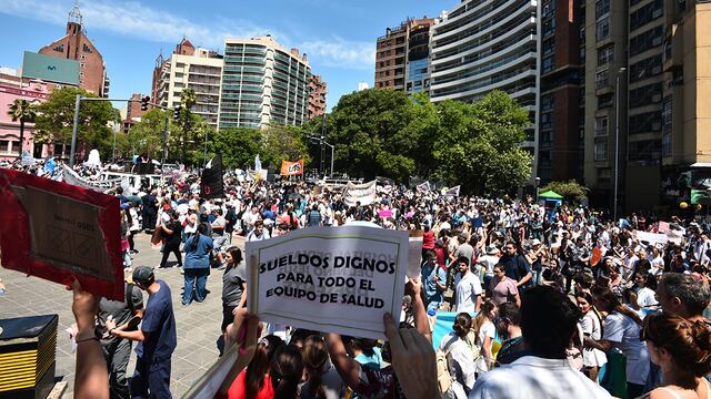El personal de salud de todos los hospitales provinciales de la ciudad de Córdoba realizaron distintas medidas de fuerza y el Gobierno elevó la oferta.