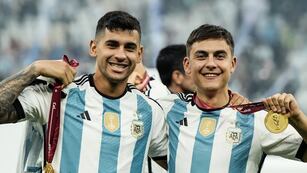 Cuti Romero y Paulo Dybala, amigos y jugadores cordobeses. (Archivo).