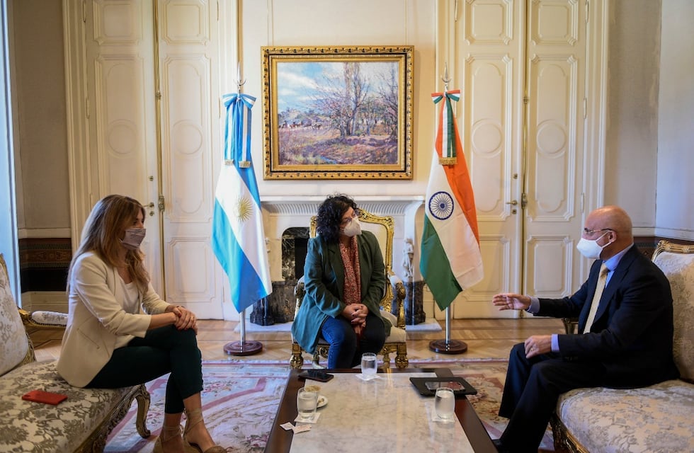 Avanzan las negociaciones con China e India para la llegada de más vacunas