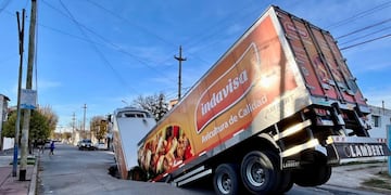Un camión cargado con 26.000 kilos de pollos de Indavisa cayó en un gran bache en Río Cuarto.