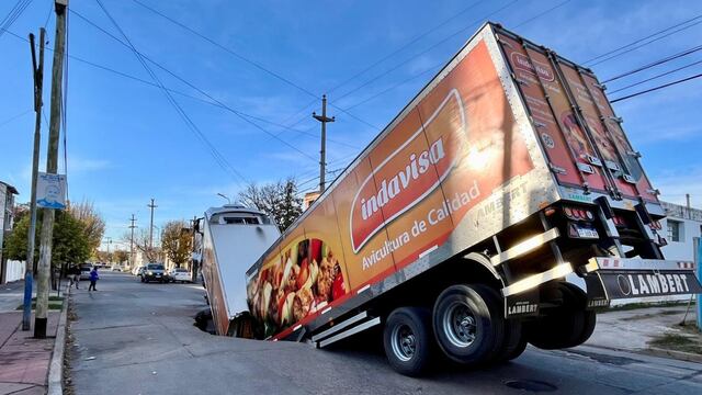Un camión cargado con 26.000 kilos de pollos de Indavisa cayó en un gran bache en Río Cuarto.