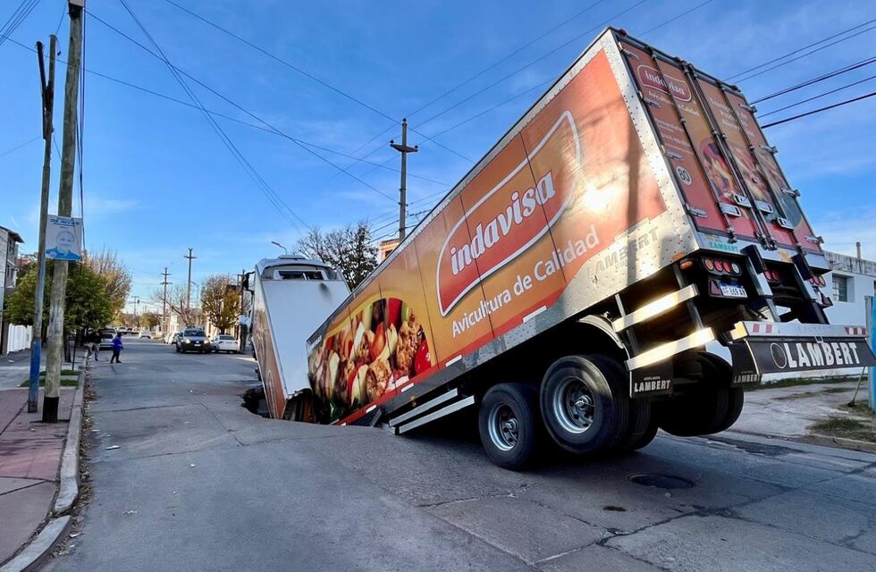 Un camión con 26 mil kilos de pollo terminó en un socavón al sur de Córdoba