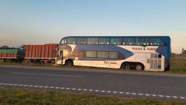 El camión quedó incrustado dentro del colectivo.