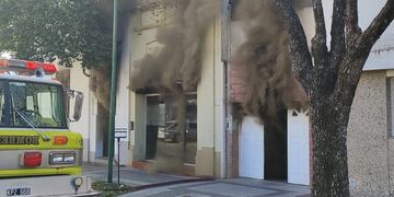 Feroz incendio en una vivienda de calle Las Heras