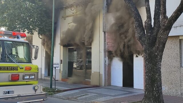 Feroz incendio en una vivienda de calle Las Heras