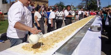 Así preparan el strudel más grande del país en Santa María.