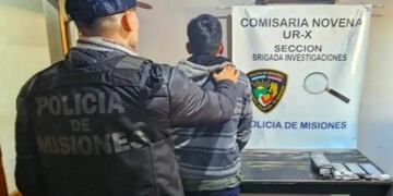 Efectivos policiales detienen a joven por el robo de celulares en Posadas.