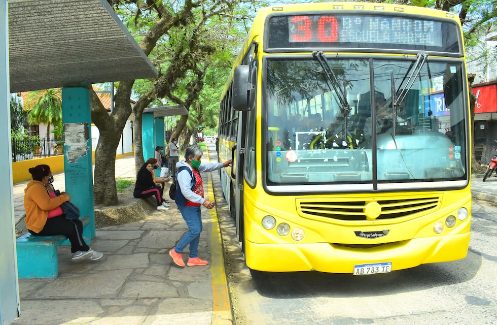 Vuelta atrás: Colectivos urbanos, remises y taxis podrán trabajar para esenciales