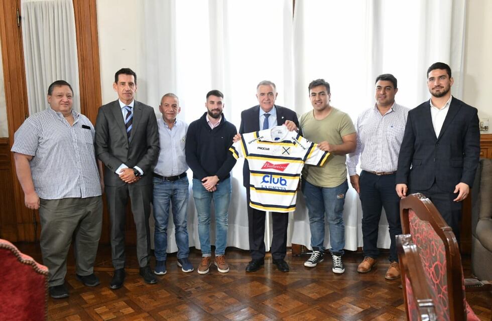 Jaldo con los jugadores del Club Tucumán Lawn Tennis