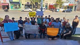 Amigos y familiares de Maximiliano se reunieron en la Jefatura de Policía (Gentileza Familia Tejerina).