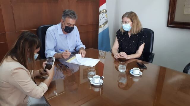 Firmaron la elevación al Concejo Municipal de un proyecto de ordenanza para hacer más conexiones domiciliarias de cloacas