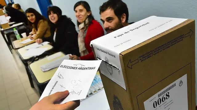 Compra de sobres con aumento se debe a crisis del papel, según fuentes de Gobierno.