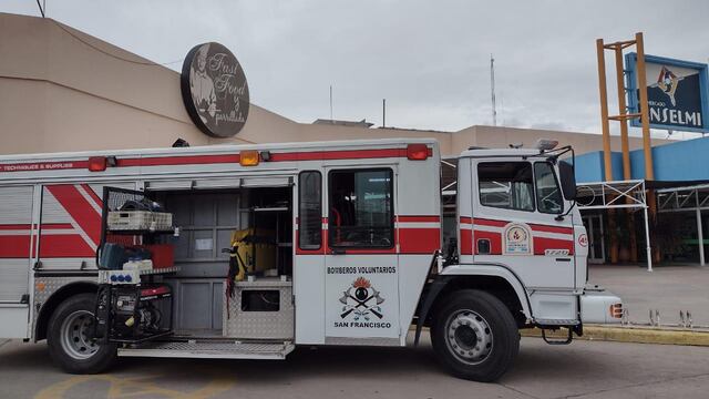 Bomberos voluntarios se hicieron presentes en el lugar. (Foto: El Periodico)