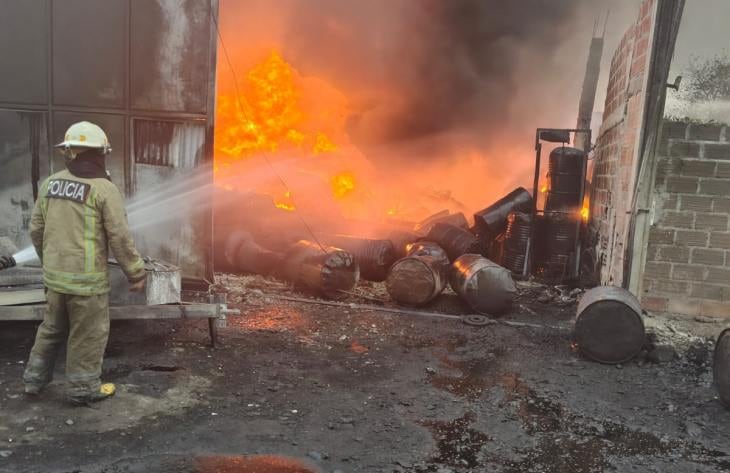 El incendio se desató en un galpón de almacenamiento de aceites, afectó a tres viviendas y a dos vehículos, y dejó un herido con quemaduras.