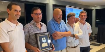 Le entregaron el Cap, la máxima distinción de la entidad.