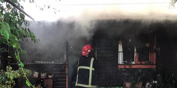 Oberá: bomberos controlaron incendio en una vivienda.