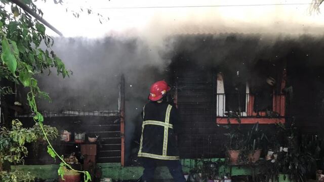 Oberá: bomberos controlaron incendio en una vivienda.
