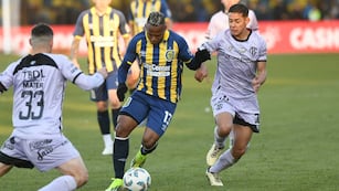 Jaminton Campaz no pudo abrir el arco del Guapo en el primer tiempo.