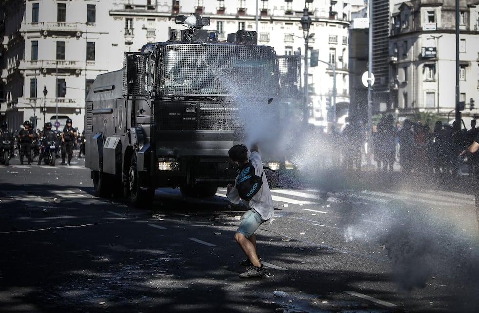 El Ministerio de Seguridad afirmó que no ordenó reprimir a la multitud durante el velatorio de Maradona