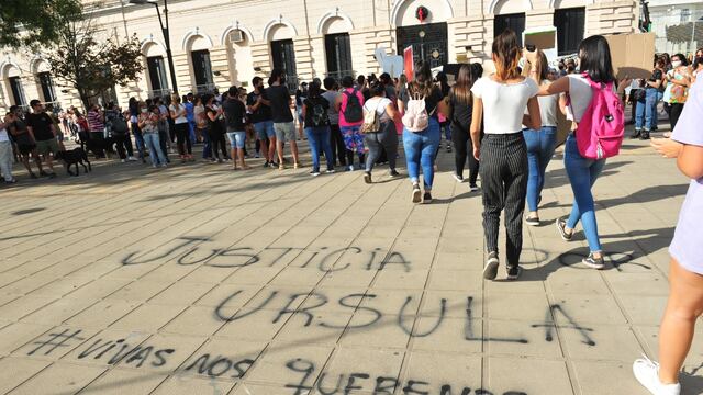 Marcha por Úrsula Bahillo la joven asesinada en Rojas. (Clarín)