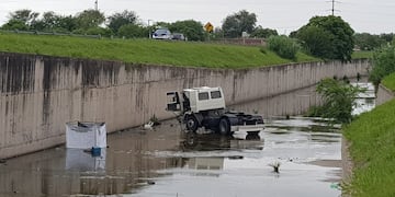 El camionero salió despedido de la caja del vehículo.