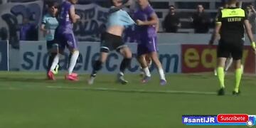 Agarrón a Alejandro Rébola. Penal para Belgrano que el árbitro, frente a la jugada, ignoró (Captura de Imagen).