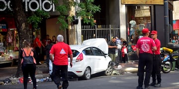 Grave siniestro. Un auto atropelló a varias personas en el Centro de la ciudad de Córdoba. (Javier Ferreyra / La Voz)