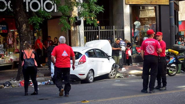 Grave siniestro. Un auto atropelló a varias personas en el Centro de la ciudad de Córdoba. (Javier Ferreyra / La Voz)