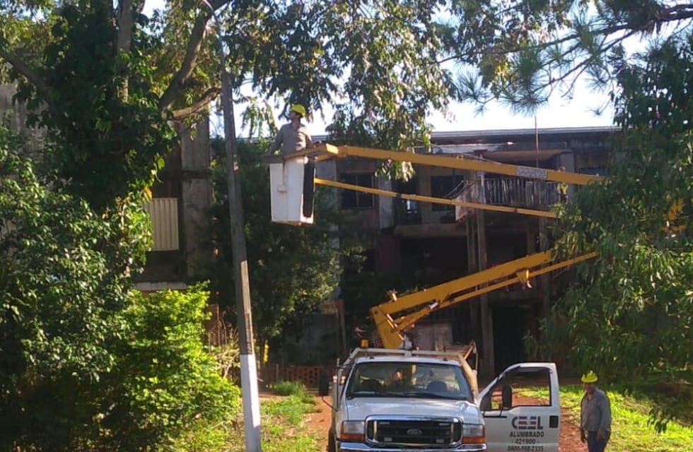 Realizan mejoramiento en el tendido eléctrico en Eldorado