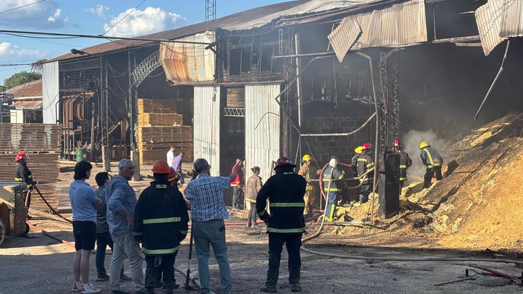 Incendio en un aserradero de Garupá movilizó a siete dotaciones de bomberos y reavivó la alerta por riesgo extremo en Misiones.