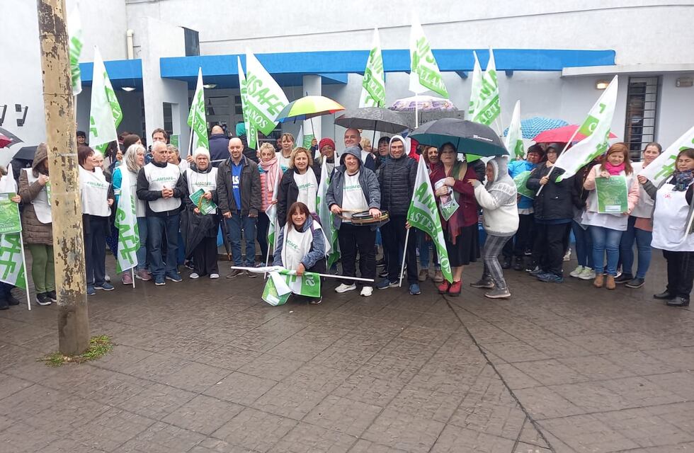 Importante manifestación de docentes frente a la Regional de Educación en repudio a los hechos de violencia
