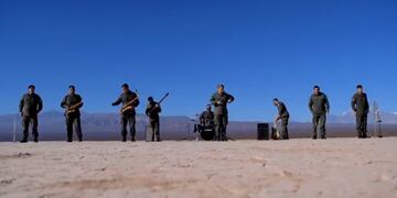 Los y las integrantes de la banda del Centro de Formación de Gendarmes filmaron el video en la imponente Pampa del Leoncito (San Juan).