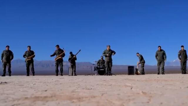 Los y las integrantes de la banda del Centro de Formación de Gendarmes filmaron el video en la imponente Pampa del Leoncito (San Juan).