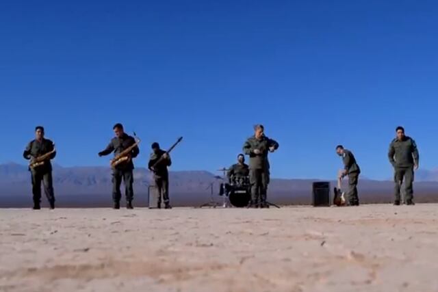 Los y las integrantes de la banda del Centro de Formación de Gendarmes filmaron el video en la imponente Pampa del Leoncito (San Juan).
