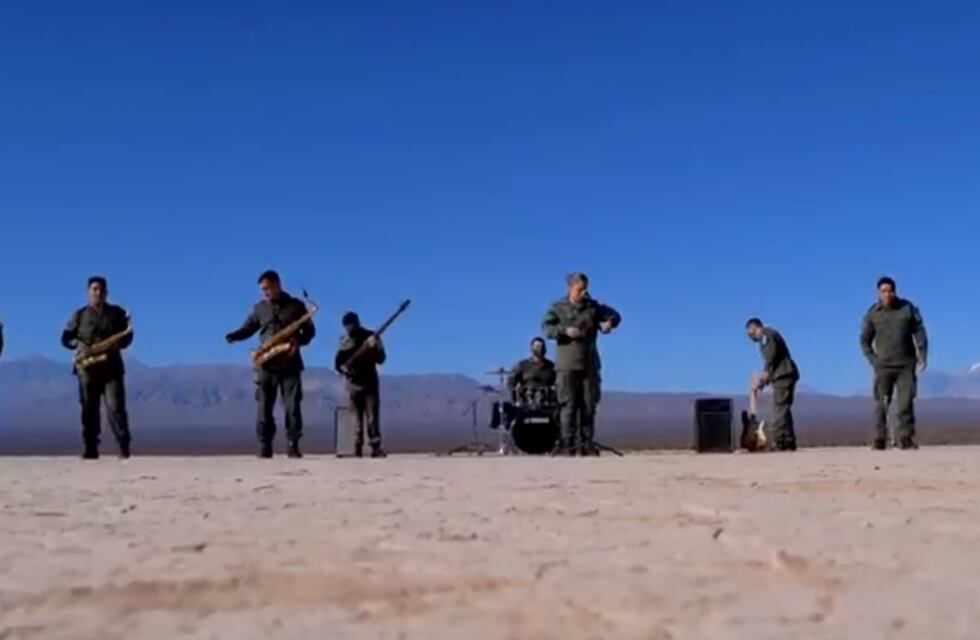 Gendarmes en San Juan se filmaron interpretando una genial versión de un clásico de Spinetta y son furor