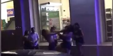 Pelea callejera en Posadas: dos mujeres protagonizaron una gresca frente a reconocido boliche.