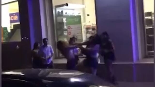 Pelea callejera en Posadas: dos mujeres protagonizaron una gresca frente a reconocido boliche.