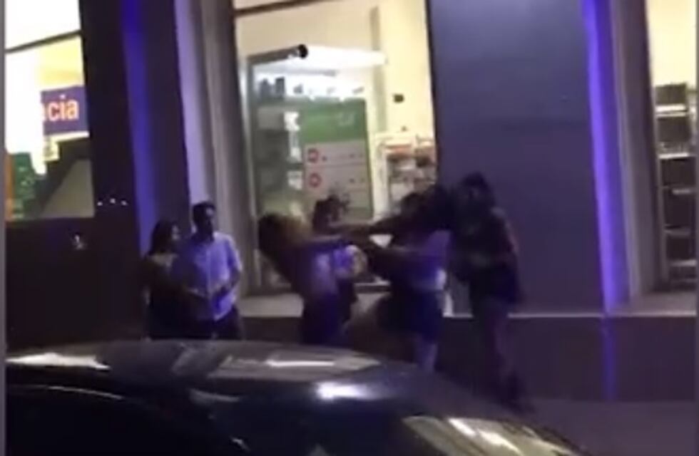 Pelea callejera en Posadas: dos mujeres protagonizaron una gresca frente a reconocido boliche