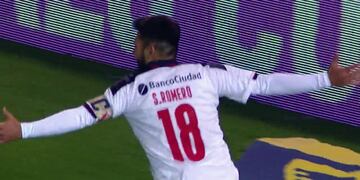 Silvio Romero marcó un golazo ante Rosario Central.