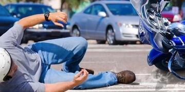 Motociclistas chocaron contra un auto y salieron volando.