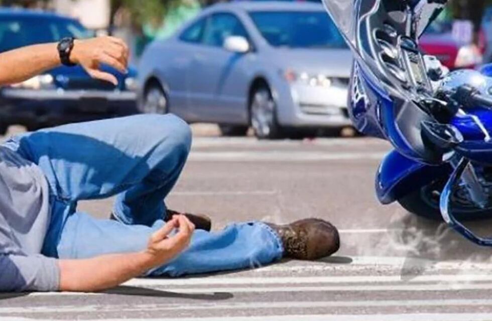 Accidente en La Plata: dos motociclistas chocaron contra un auto, salieron volando y el momento quedó filmado