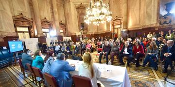 Cristina Kirchner recibió el apoyo de diputados y senadores del Frente de Todos en el Salón Azul. Foto: Prensa CFK.