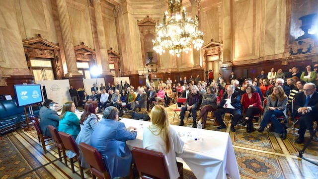 Cristina Kirchner recibió el apoyo de diputados y senadores del Frente de Todos en el Salón Azul. Foto: Prensa CFK.