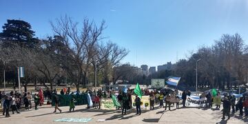 Tras caminar 200 km, los guardaparques de las áreas naturales protegidas de Mendoza reclaman en Casa de Gobierno.