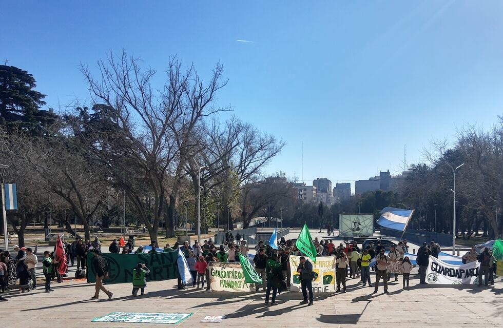 Guardaparques continúan su reclamo en Casa de Gobierno