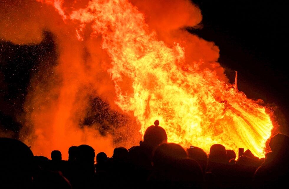 Las imágenes de un festejo multitudinario por San Pedro y San Pablo con la fogata “más grande del país”