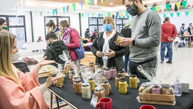 Se llevó adelante la expo-feria del “Día del Padre” en el SUM del SOEM