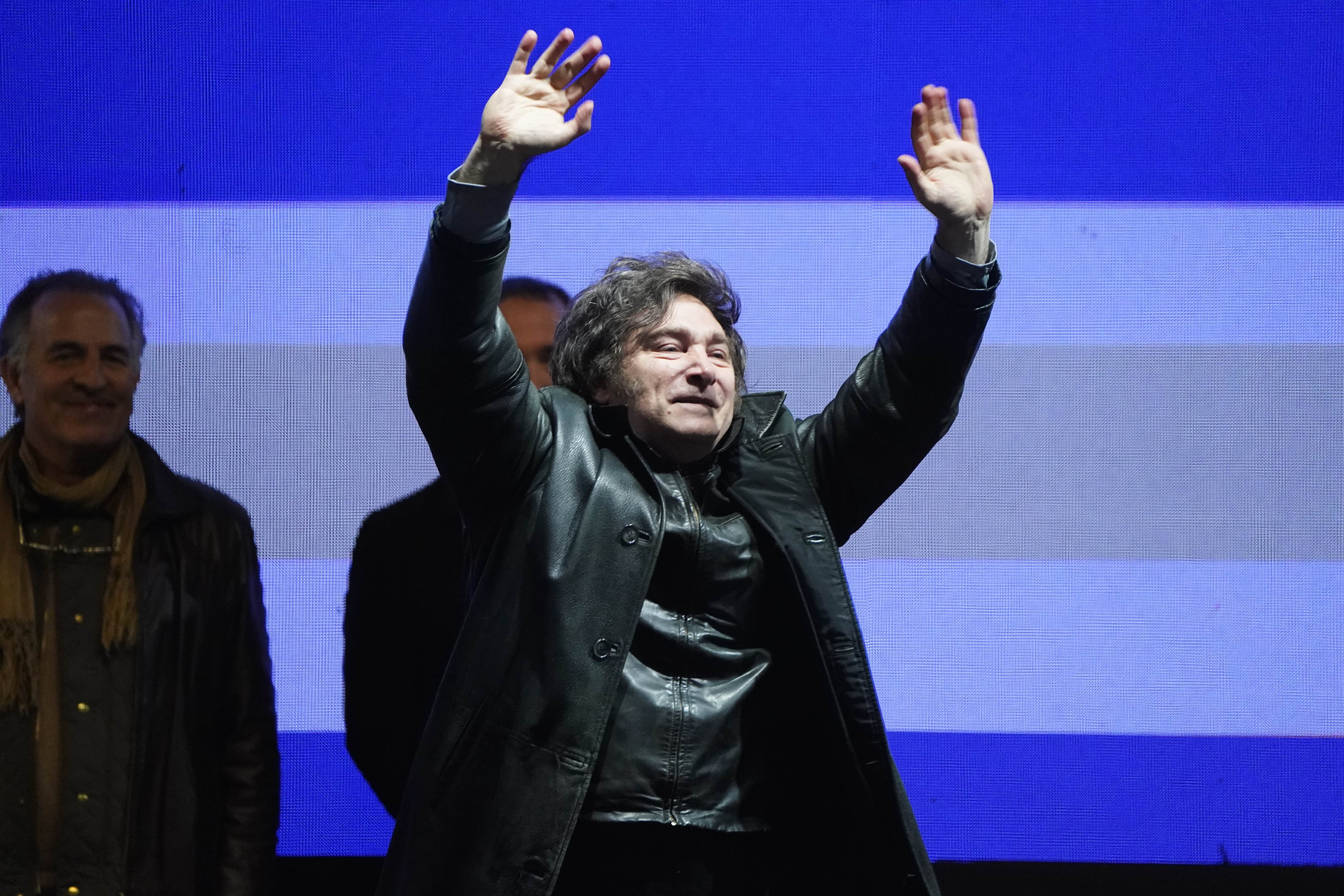 Acto de La Libertad Avanza en Moreno. Javier y Karina Milei en el escenario. (Clarín)