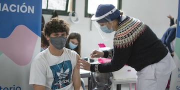 Vacuna COVID-19 en Rosario: el 100% de los adultos anotados recibió al menos una dosis